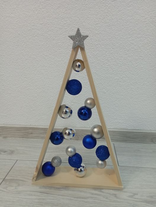 Ръчно изработени дървени елхички