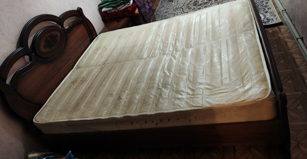 Двуспальная кровать