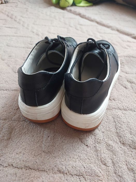 Продам кожаные кроссовки