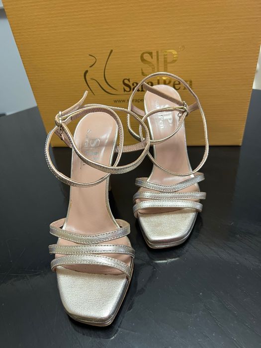 Сандали на висок ток