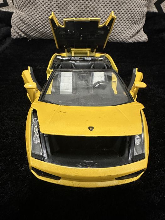 Lamborghini cu anumite piese lipsa si anumite imperfectiuni