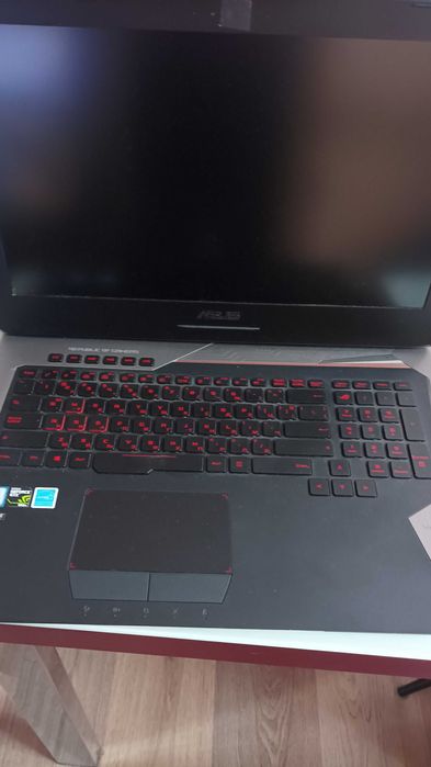 продавам лаптоп Asus 17"3