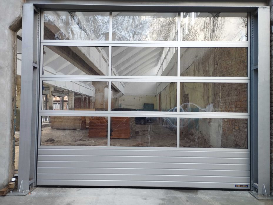 Индустрални секционни врати за халета Хьорман