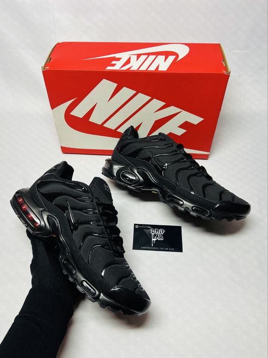 Nike Air Max Plus TN disponibil pe alb sau negru
