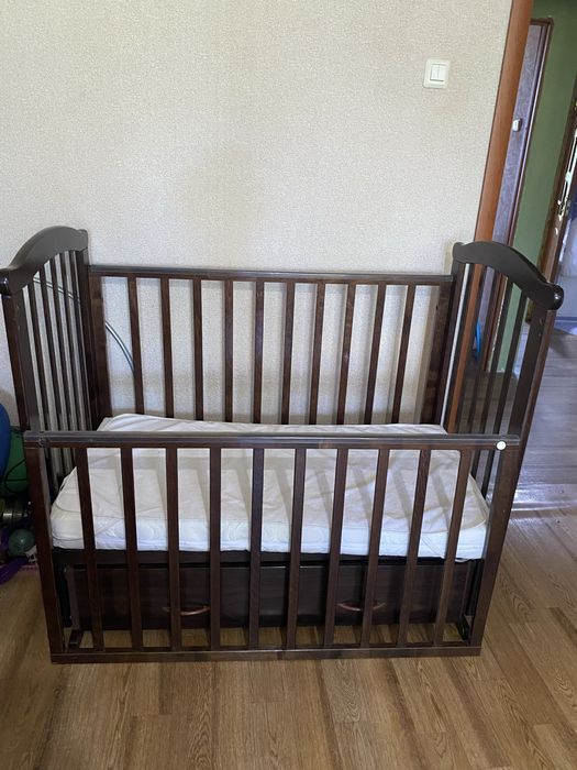 Продам детскую кроватку маятник