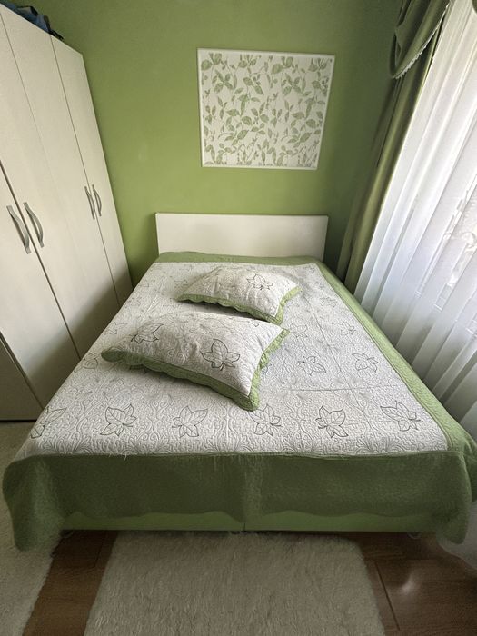 Vand la pachet un pat matrimonial și două dulapuri