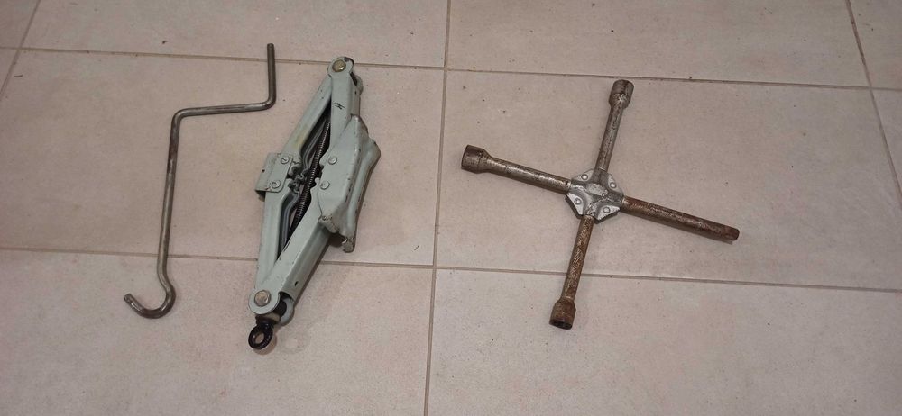 Автомобилен крик и ключ за джанти