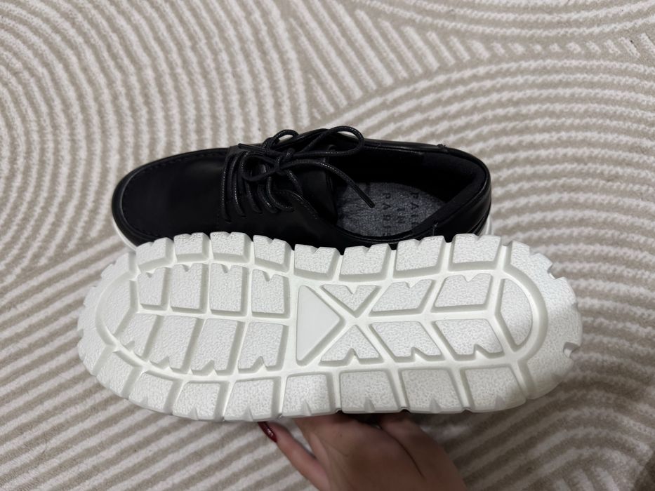 Кроссовки кожанные