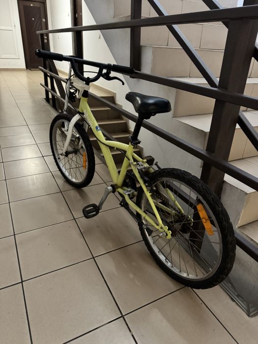 Vand comoda, masa, scaun birou, lumina suspendata, bicicleta