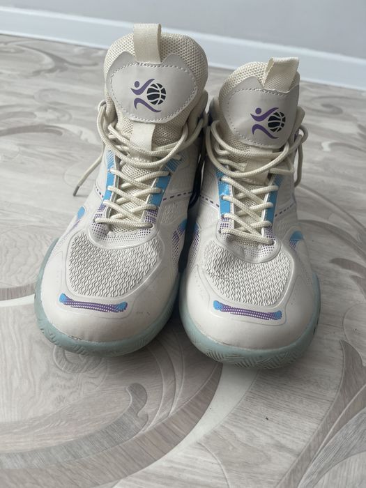 Продам кроссовки спортивные