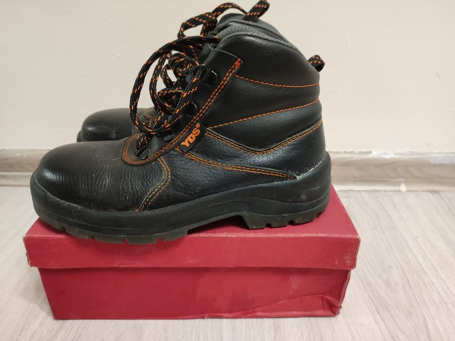 Продам спец.обувь 36 размера