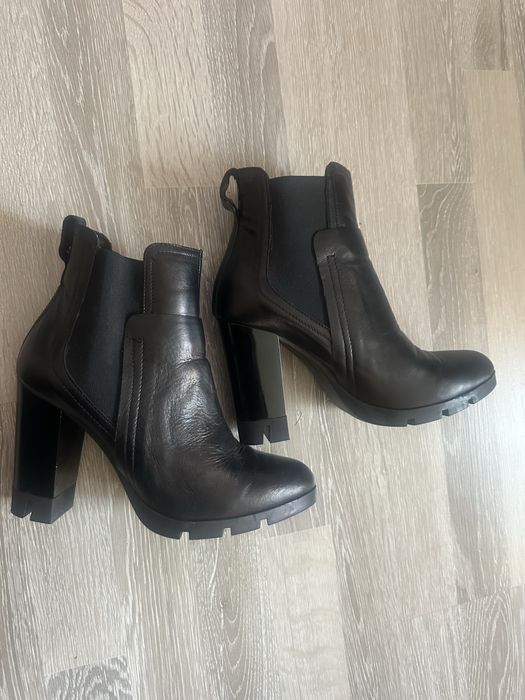 Черни боти с ток