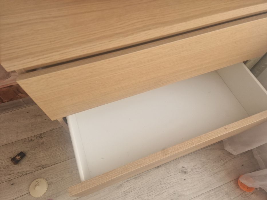 Комод с оттенком дерева