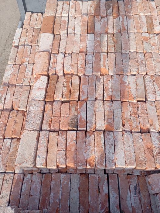 Vând cărămidă presată rustică