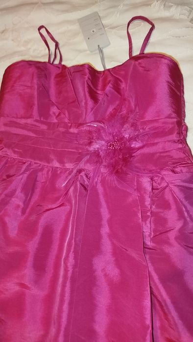 Продавам комплект чисто нови рокля с обувки и чанта 
* цикламена рокля