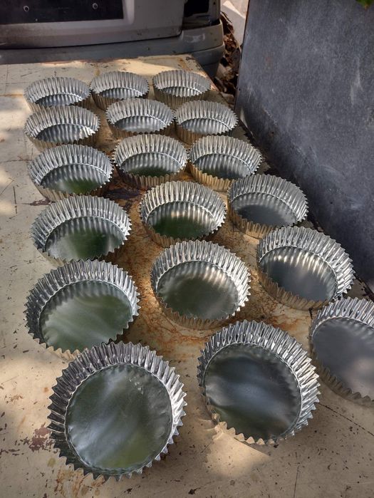 Изработка на тавички и форми за закуски , малинки и пици