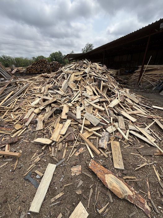 Сухие опилки в мешках