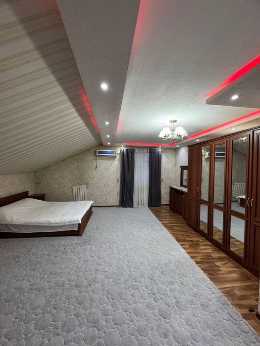 Фаргона шахар марказида фрунза массиф КИУФ университети енида етим дом