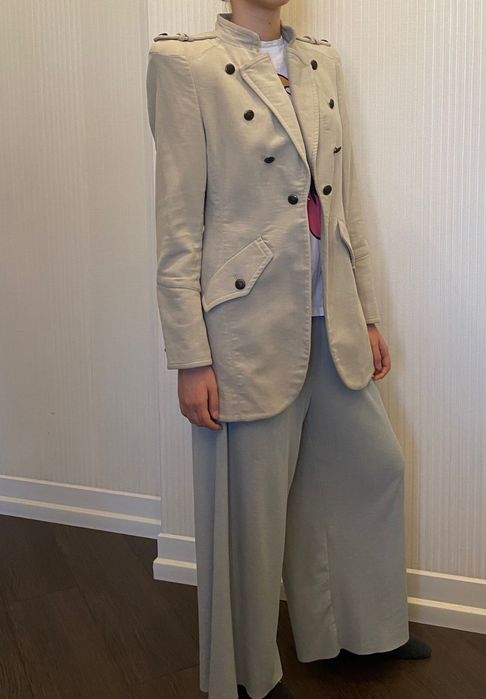 Пиджак бежевый с пуговицами