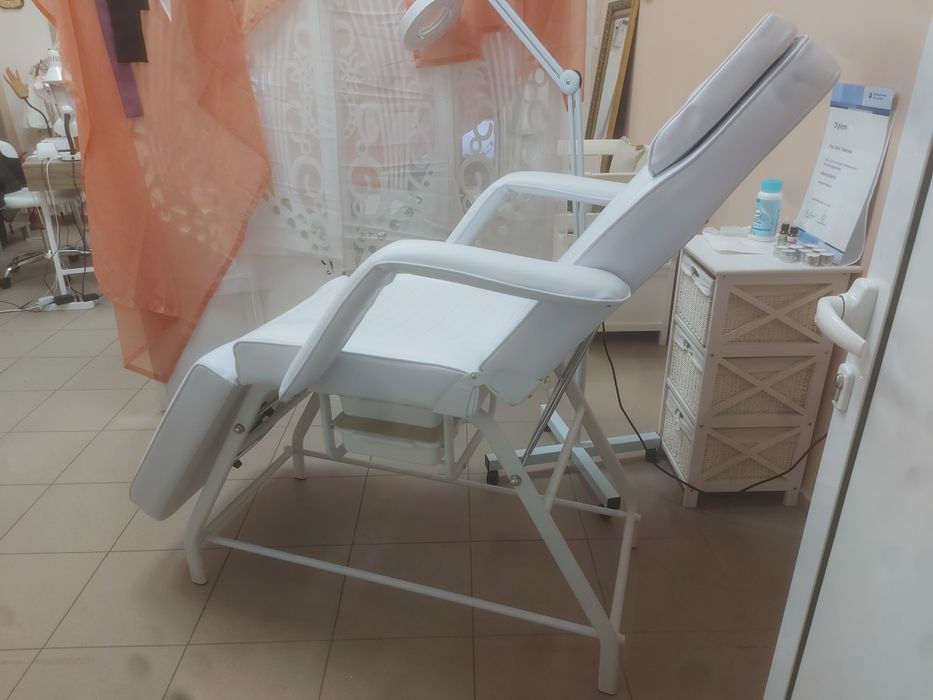 Козметично легло в бял цвят