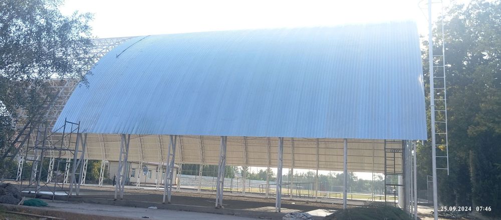 Мини стадион и ангар