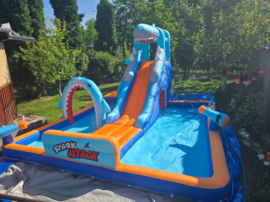 Vând tobogan gonflabil/ piscina gonflabila rechin. Toboganul a fost cumpărat in vara anului trecut si a fost folosit doar o singura data. Se poate f