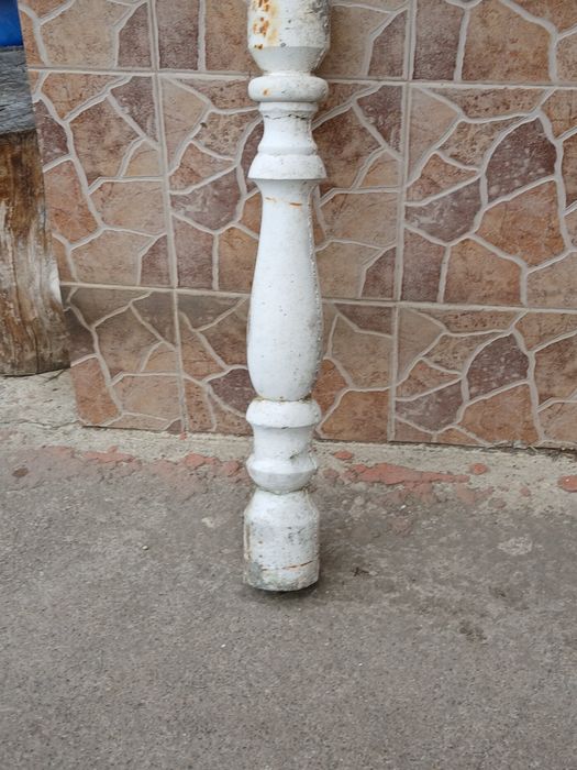 Vând stâlpi de beton albi.