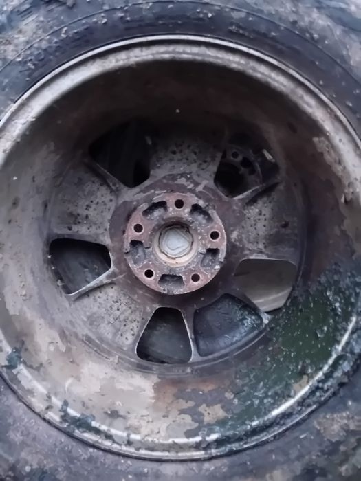 Jante 16” anvelope iarna 215 65 16 dacia duster pretul este / bucata