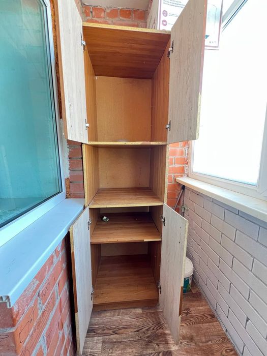 Шкафы, комод, стол со стульями