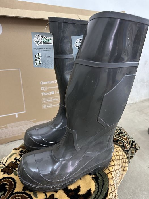 Новые резиновые сапоги и б/у ботинки