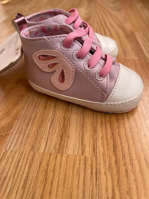 Нови бебешки обувки