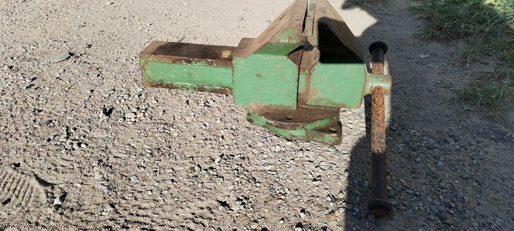 Тиски слесарные продам
