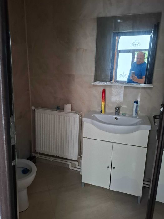 Ofer spre închiriere două apartamente situate într-o curte privată, în municipiul Brăila, zona Unirii.