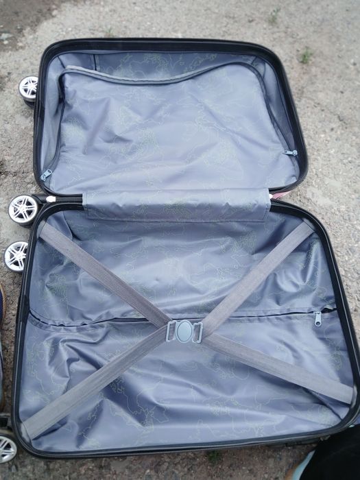 Продаю чемоданы  хорошего качества