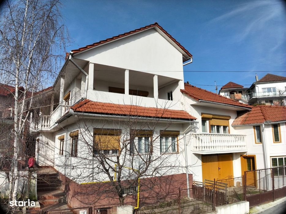 Casă rezidențială cu pivniță și garaj