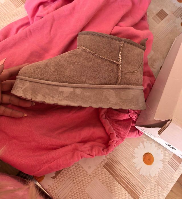 Дамски велурени боти