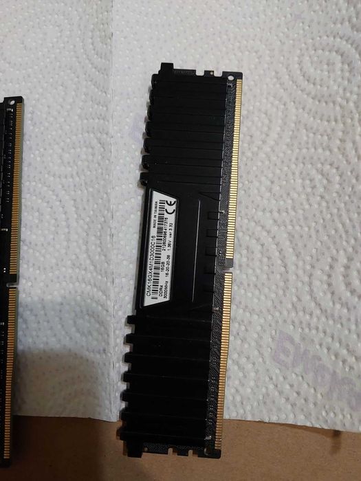 16GB 3000Mhz , 3200Mhz  DDR4 - Corsair Vengance LPX - 1x16GB