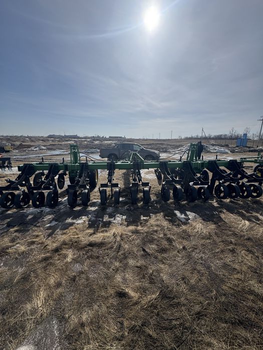 Глубокорыхлитель-щелеватель John Deere 2100