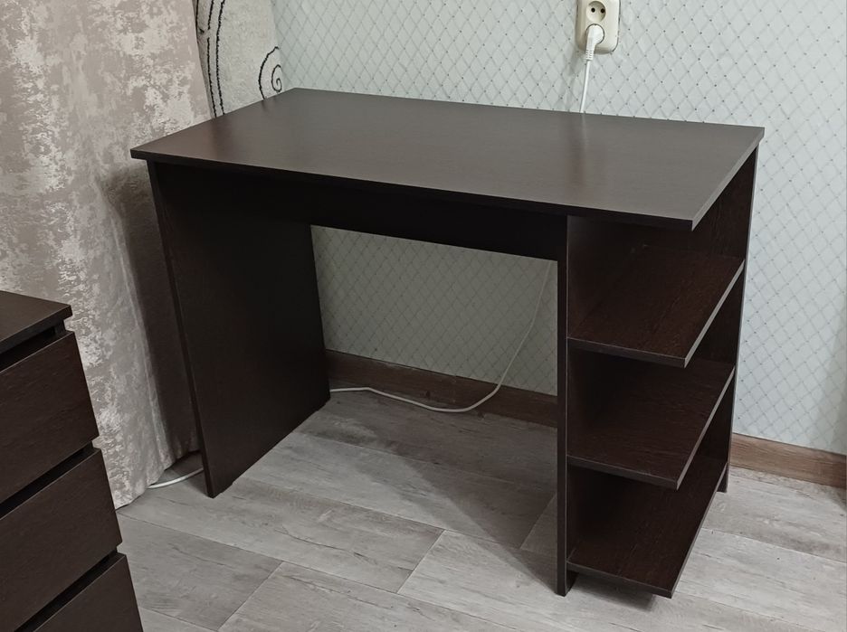 Продам стол письменный для школьников венге