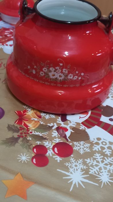 Vand ibric metalic emailat rosu cu model cu capac și toarta metalice