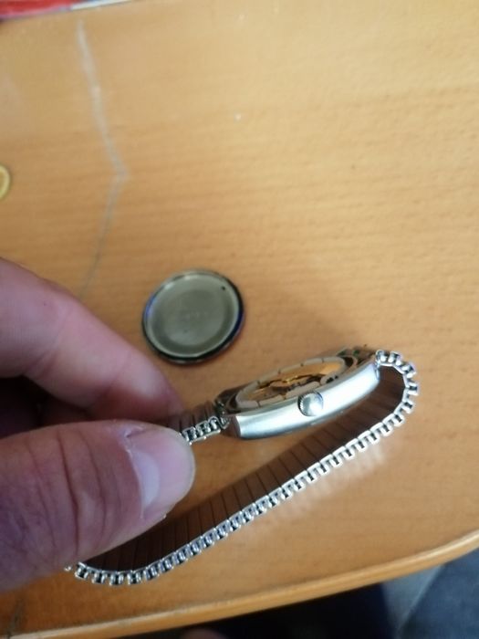 Продавам стар часовник самонавиващ  Mondia top second