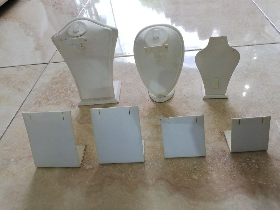 Стойки, бюстиета, манекени за бижута.