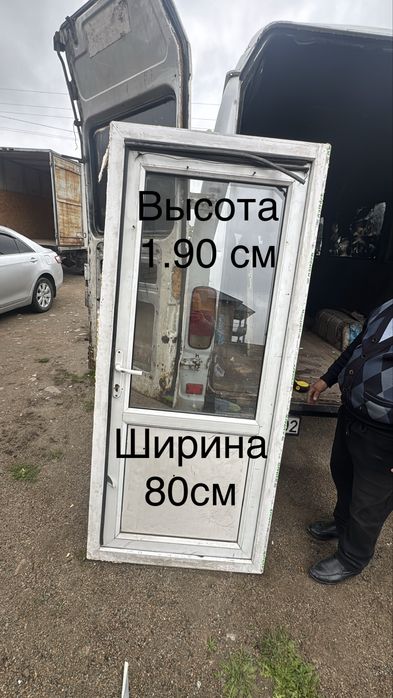 Пластиковая дверь б/у.