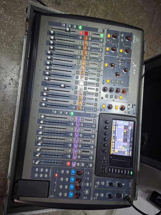 Behringer X32 Full Size + Flight Case