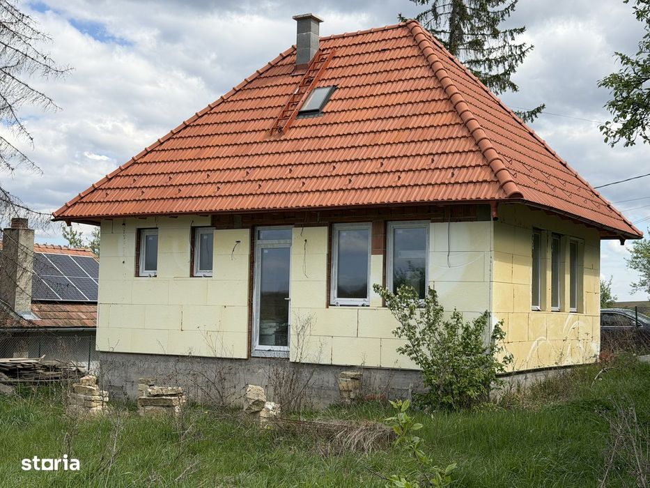 Casă Construcție Nouă în Cristur, 500 mp teren cu utilități și asfalt