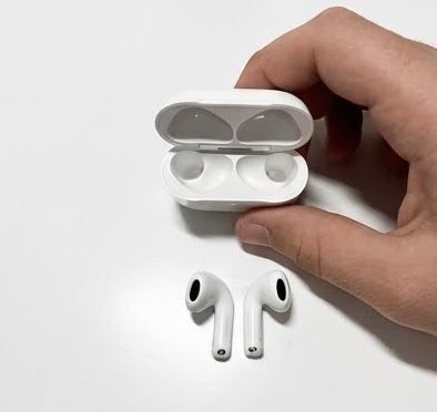 Casti AirPods 4 noi