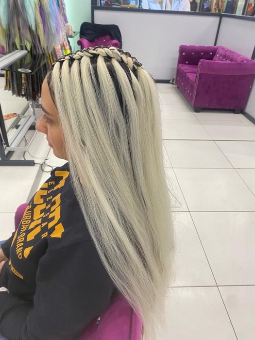 Negresa execut codite afrobraids, spicuri, dreduri si suvite sclipici