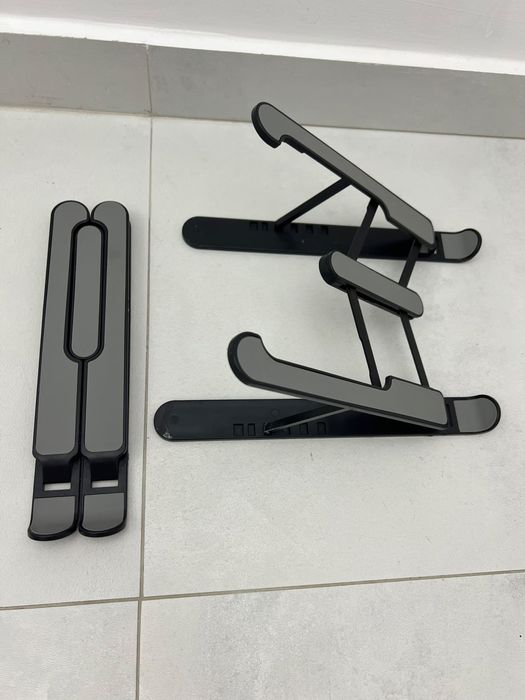 Vand 2 stative pentru tablete, laptop