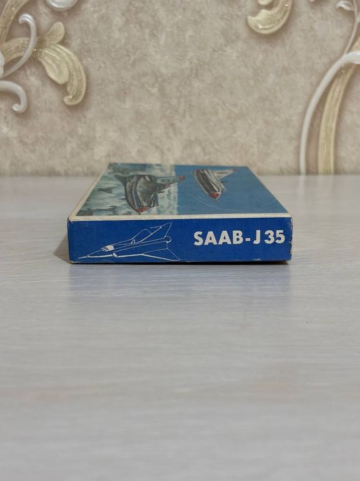 Сборная модель самолёта SAAB J35 Draken (винтаж)