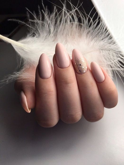 Ofer servicii de manichiura